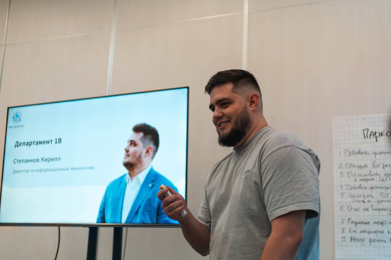 Кирилл Степанков — основатель SalesVisor — проводит планёрку отдела продаж